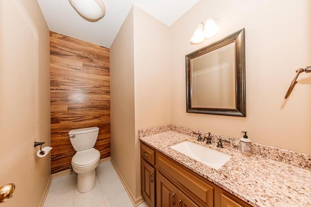 2221 Inverness DRIVE, Waukesha, WI 53186