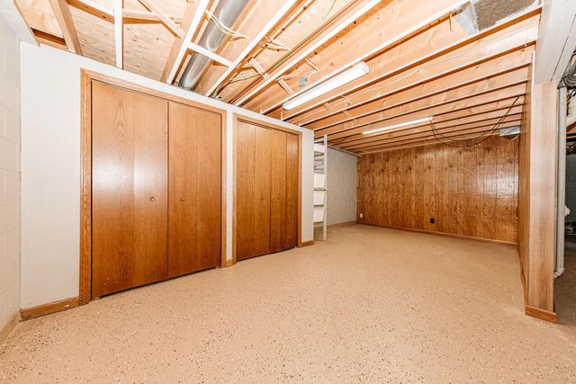 2221 Inverness DRIVE, Waukesha, WI 53186