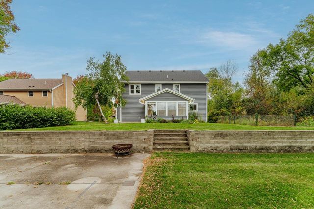 2221 Inverness DRIVE, Waukesha, WI 53186