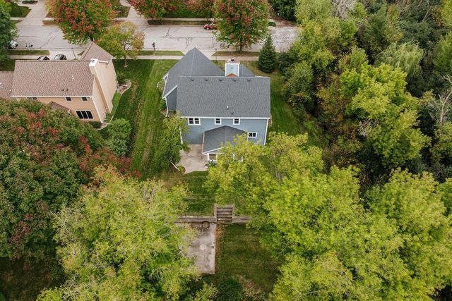 2221 Inverness DRIVE, Waukesha, WI 53186