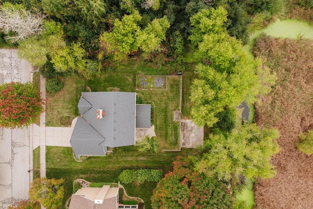 2221 Inverness DRIVE, Waukesha, WI 53186