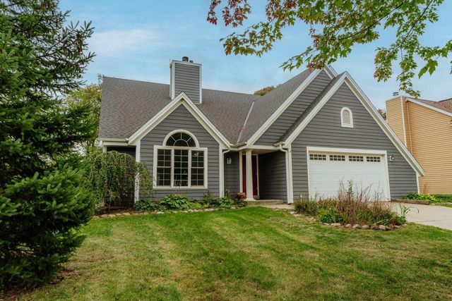 2221 Inverness DRIVE, Waukesha, WI 53186