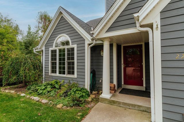 2221 Inverness DRIVE, Waukesha, WI 53186