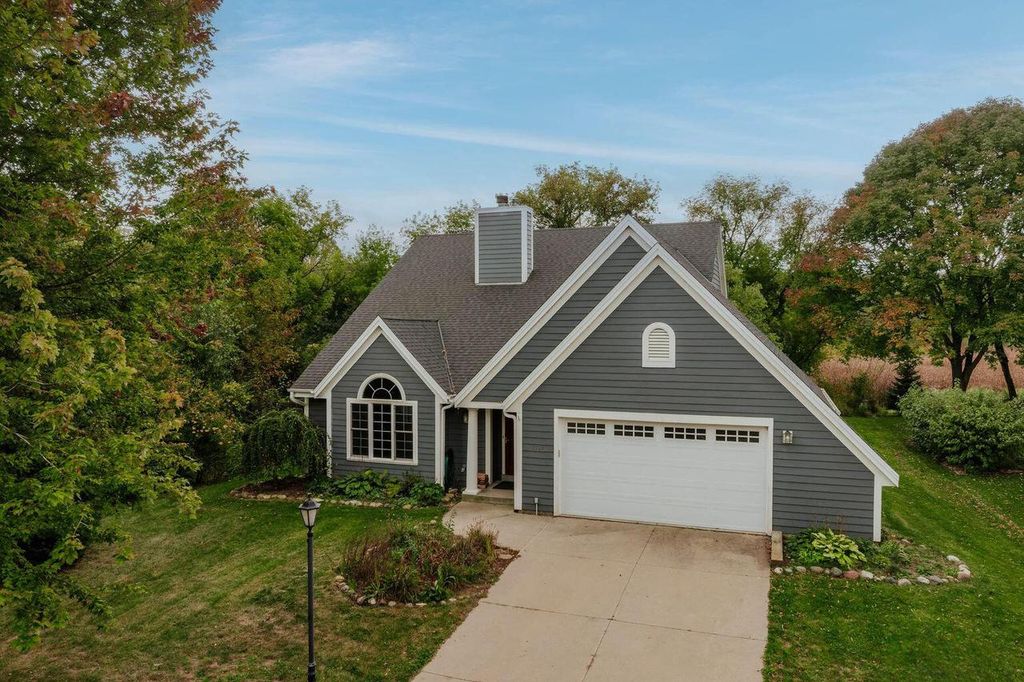 2221 Inverness DRIVE, Waukesha, WI 53186