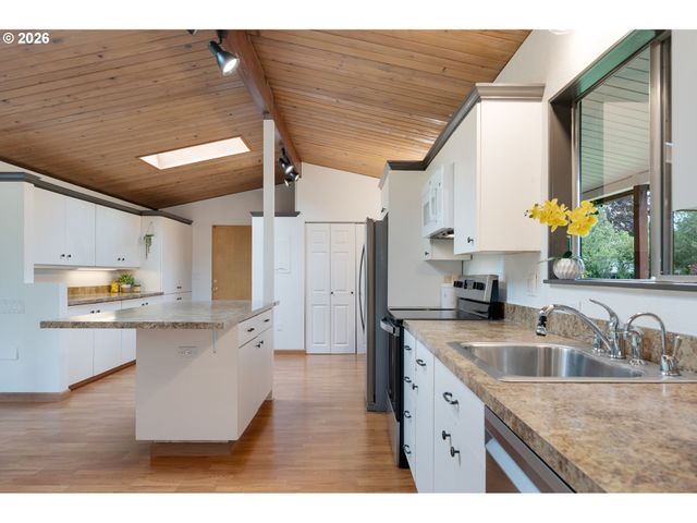 9324 Ne LEVEE Rd, Portland, OR 97211