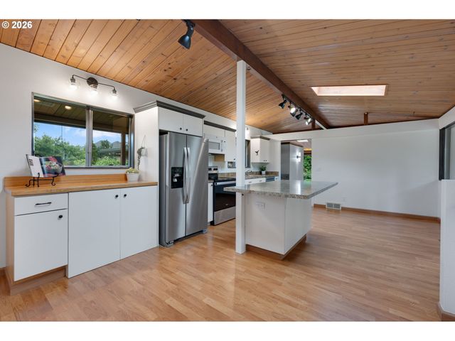 9324 Ne LEVEE Rd, Portland, OR 97211
