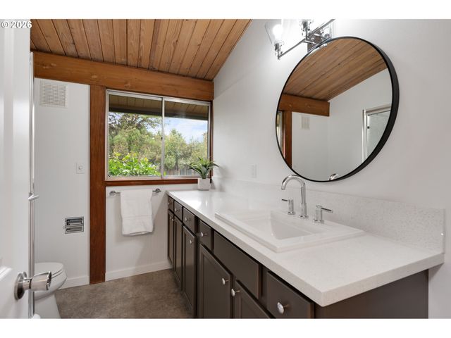 9324 Ne LEVEE Rd, Portland, OR 97211
