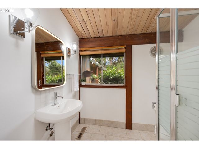 9324 Ne LEVEE Rd, Portland, OR 97211