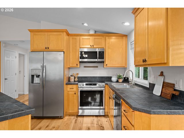 1800 N PONDEROSA St, Canby, OR 97013