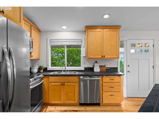 1800 N PONDEROSA St, Canby, OR 97013