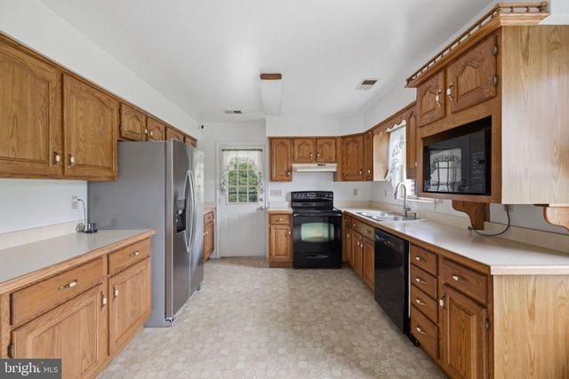 108 CHERRY HILL FARM DR, Kearneysville, WV 25430