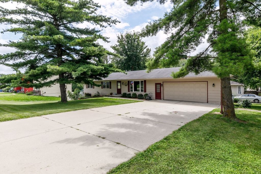 701 E Mckinley Avenue, Des Moines, IA 50315