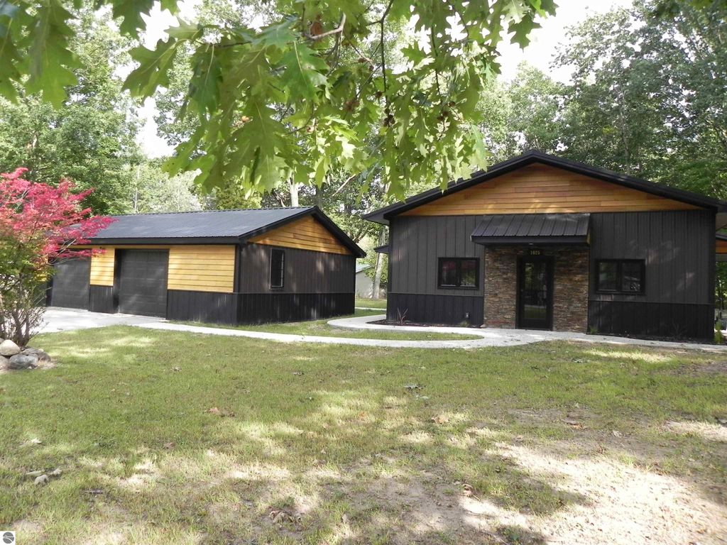 1025 Barcelona Drive, Weidman, MI 48893