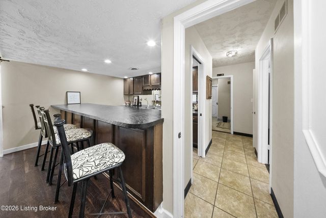 4825 Sherburn Ln 307-B, Louisville, KY 40207