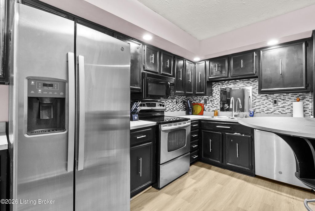 4825 Sherburn Ln 307-B, Louisville, KY 40207