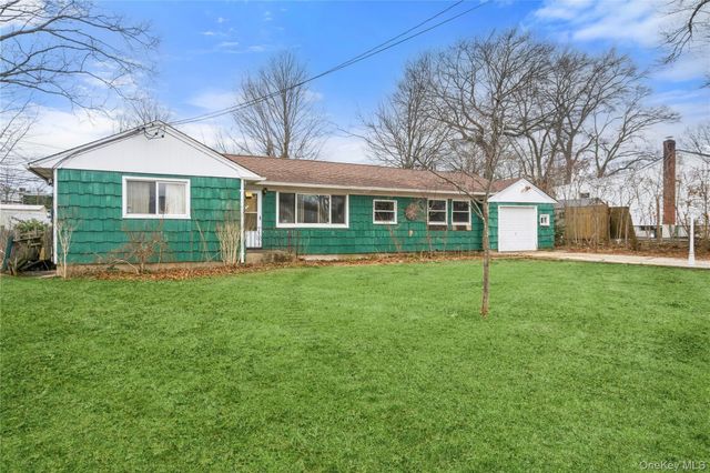 24 Avenue A, Holbrook, NY 11741