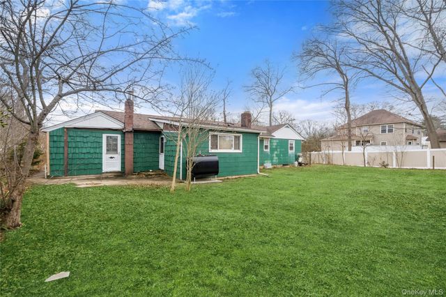 24 Avenue A, Holbrook, NY 11741