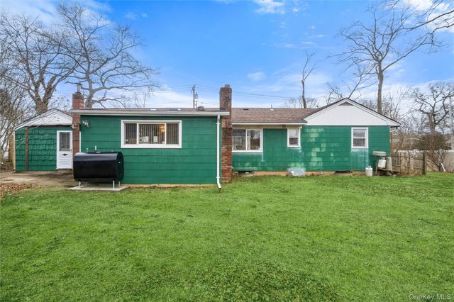 24 Avenue A, Holbrook, NY 11741