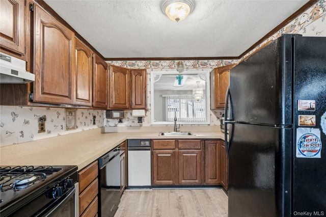 24 Avenue A, Holbrook, NY 11741