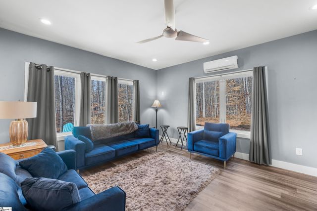 111 N Hogan Drive, Westminster, SC 29693