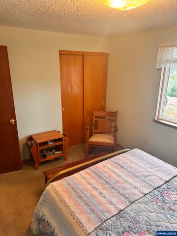 560 Maple St, Aumsville, OR 97325