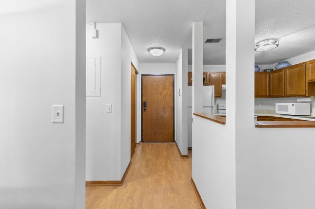 1225 Ferndale Street N B9, Maplewood, MN 55119