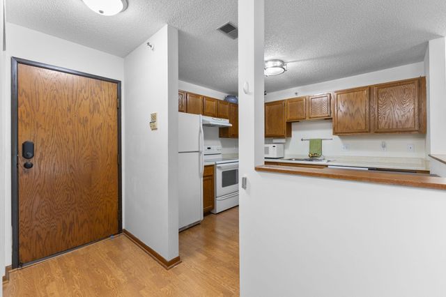 1225 Ferndale Street N B9, Maplewood, MN 55119