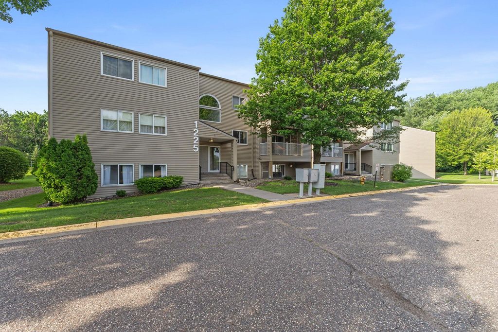 1225 Ferndale Street N B9, Maplewood, MN 55119