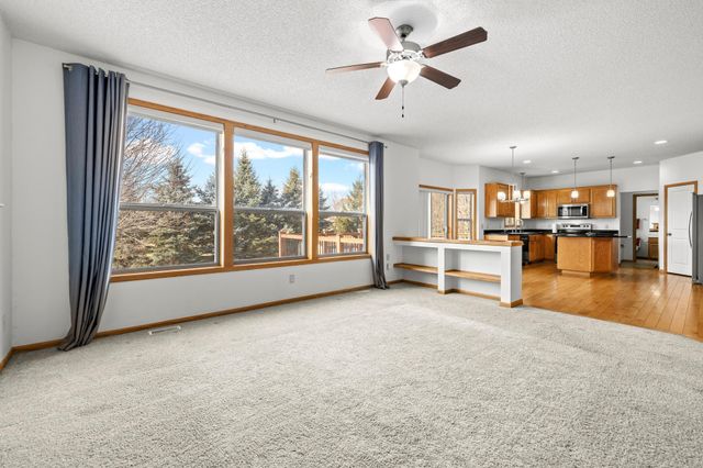 1820 Foothill Trail, Shakopee, MN 55379