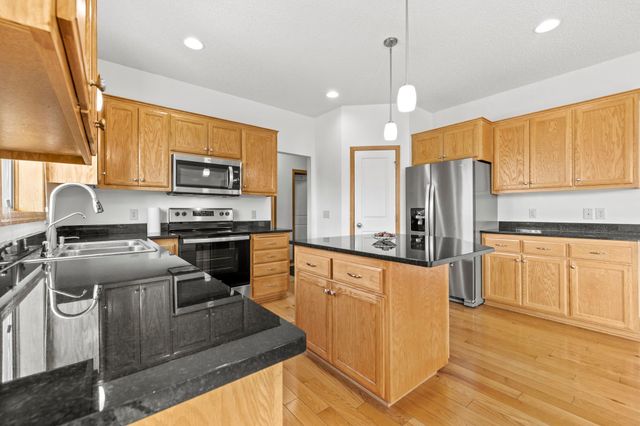 1820 Foothill Trail, Shakopee, MN 55379