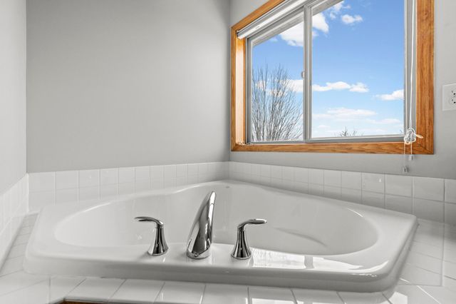 1820 Foothill Trail, Shakopee, MN 55379