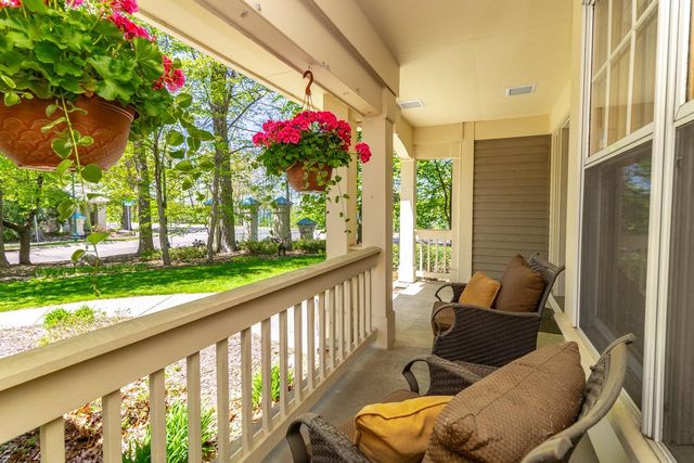 472 Vadnais Lake Drive, Vadnais Heights, MN 55127