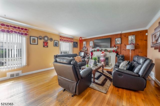 340 Hamilton St, Roselle Boro, NJ 07203