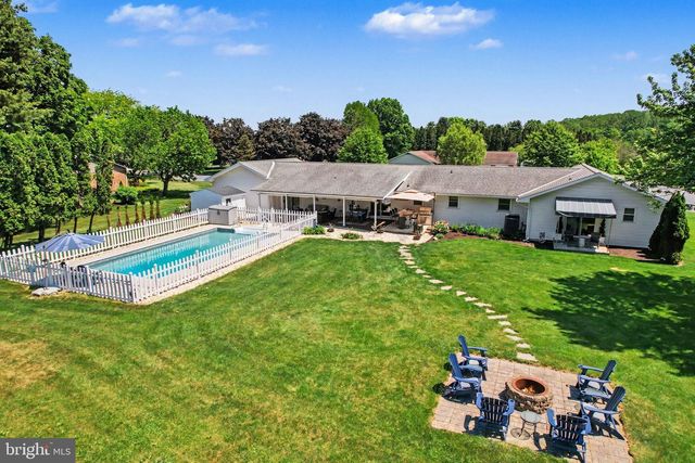 5 JAN DALE AVE, Annville, PA 17003