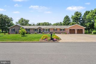 5 JAN DALE AVE, Annville, PA 17003