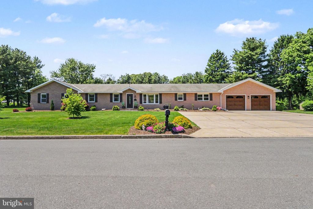 5 JAN DALE AVE, Annville, PA 17003