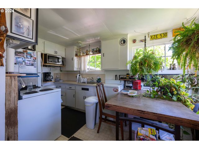 374 WAITE St, Eugene, OR 97402