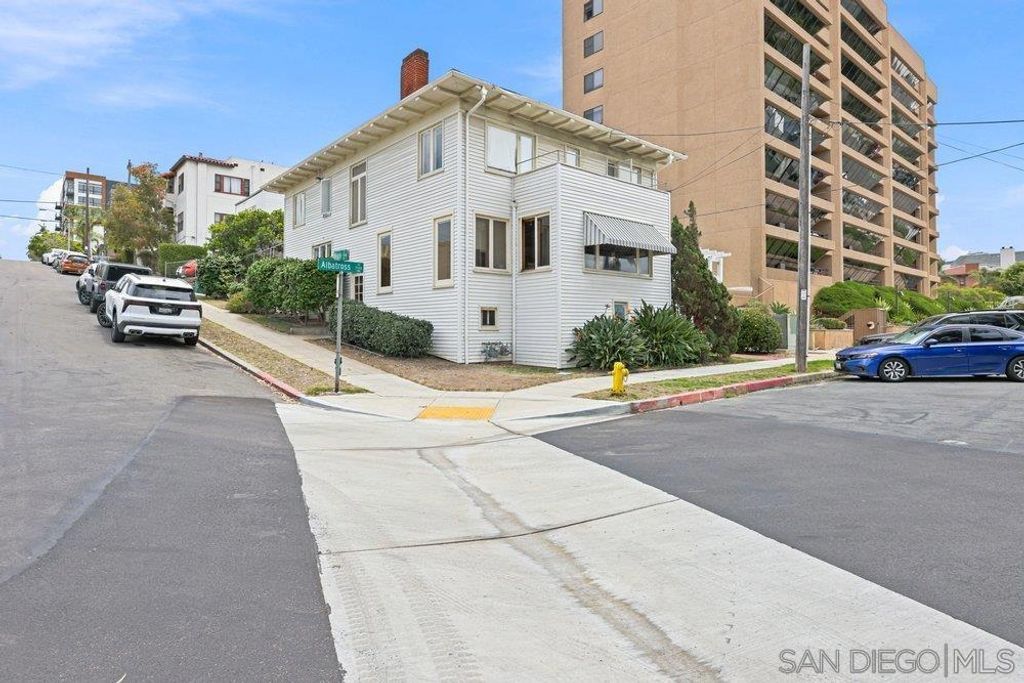 Image 5 of property listing at 2561 S Albatross, San Diego, CA 92101