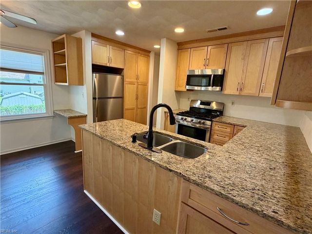 5 Sunset Ct, Portsmouth, VA 23703