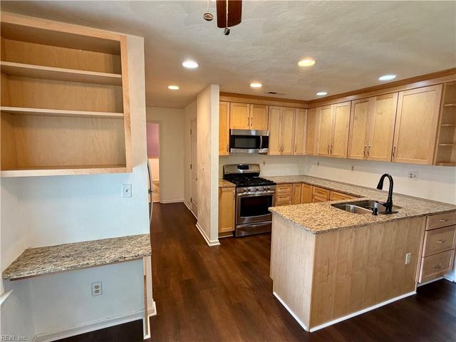 5 Sunset Ct, Portsmouth, VA 23703