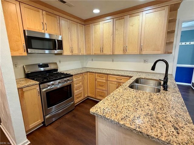 5 Sunset Ct, Portsmouth, VA 23703