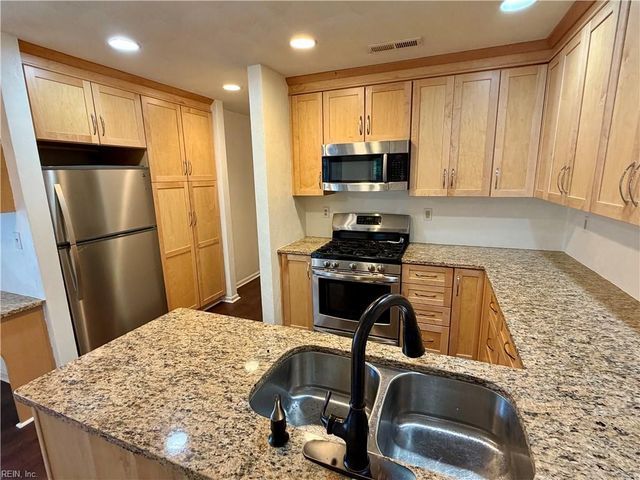 5 Sunset Ct, Portsmouth, VA 23703