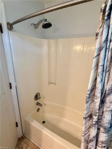 5 Sunset Ct, Portsmouth, VA 23703