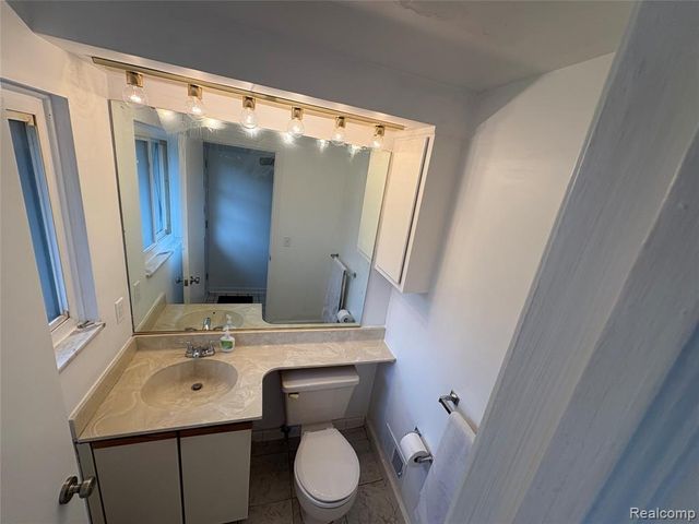 646 Peach Tree Lane, Grosse Pointe Woods, MI 48236