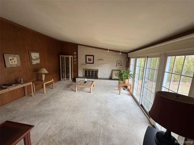 646 Peach Tree Lane, Grosse Pointe Woods, MI 48236