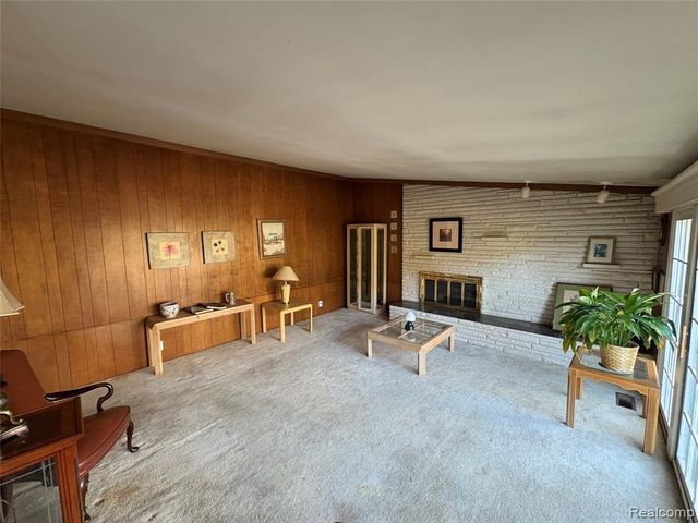 646 Peach Tree Lane, Grosse Pointe Woods, MI 48236