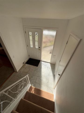 646 Peach Tree Lane, Grosse Pointe Woods, MI 48236