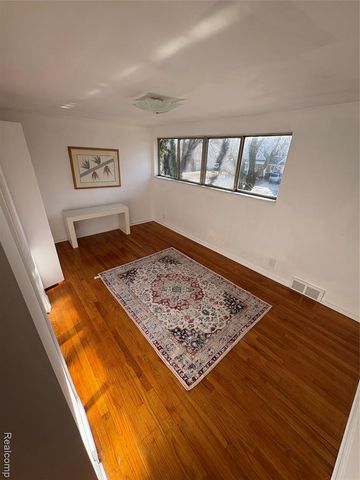 646 Peach Tree Lane, Grosse Pointe Woods, MI 48236