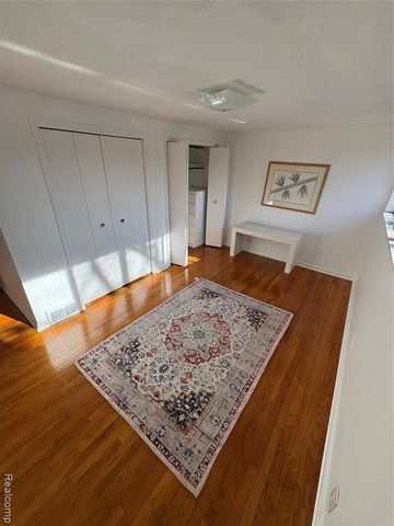 646 Peach Tree Lane, Grosse Pointe Woods, MI 48236