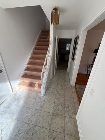 646 Peach Tree Lane, Grosse Pointe Woods, MI 48236